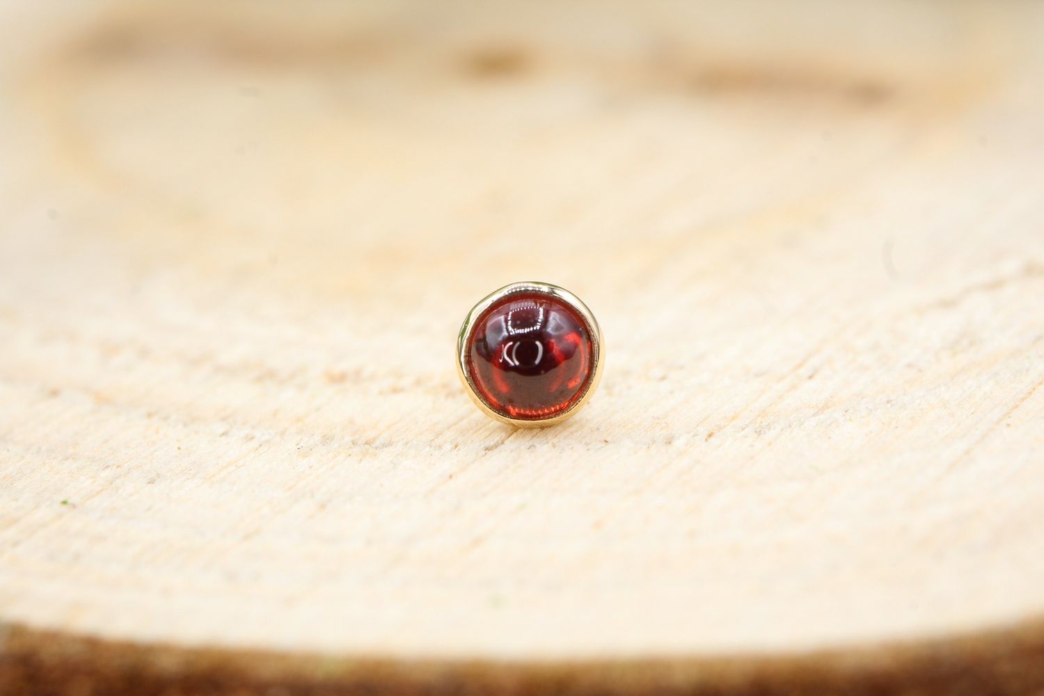 Threadless Yellow Gold Round Cup Top, Size: 3mm, Stone: Garnet Cab