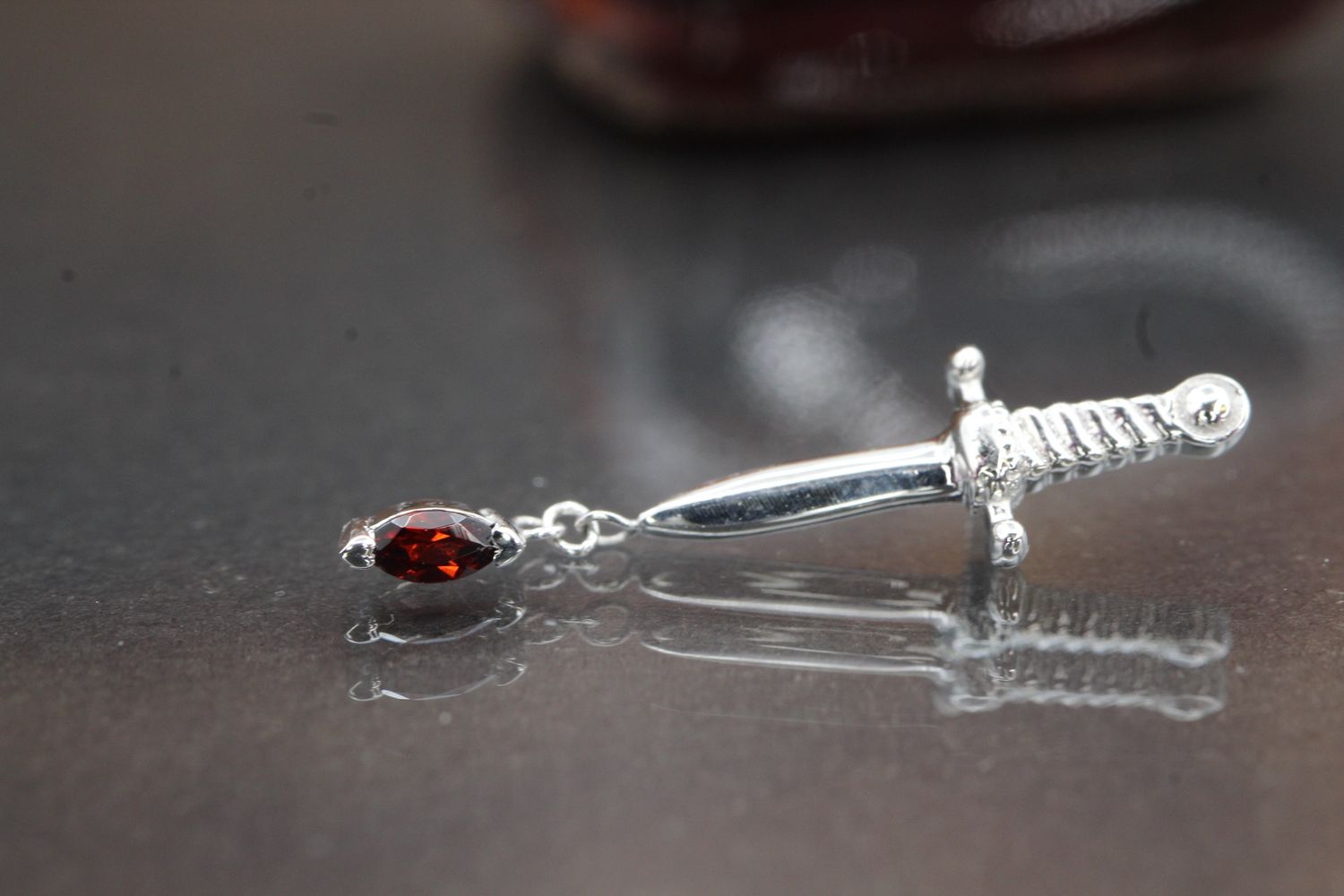 Threaded White Gold Kiss of Death Top, Gauge: 18/16ga, Stone: Garnet AA