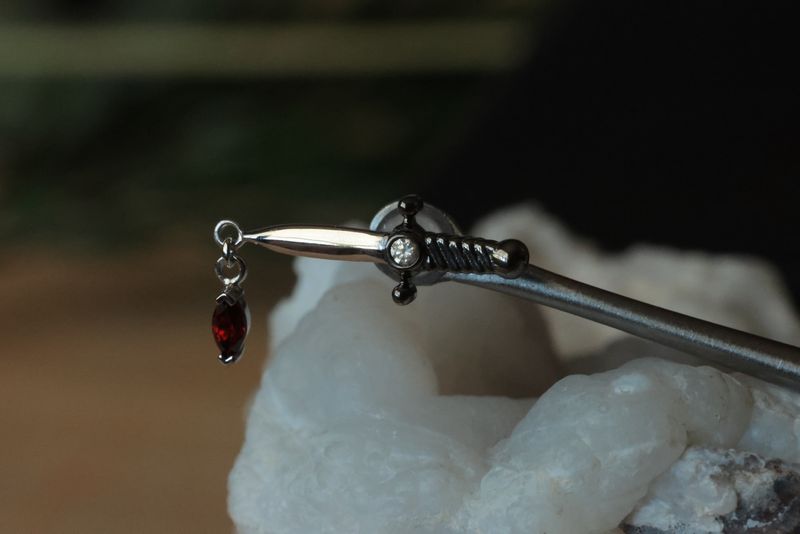 Threaded White Gold Kiss of Death Top