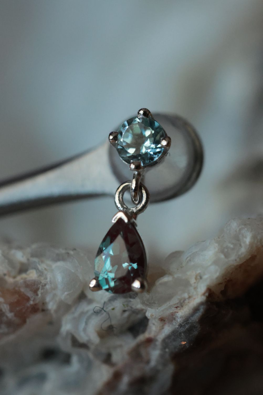 Threadless White Gold Echo Top, Stone: Swiss Blue Topaz (AA) &amp; Alexandrite (CH)