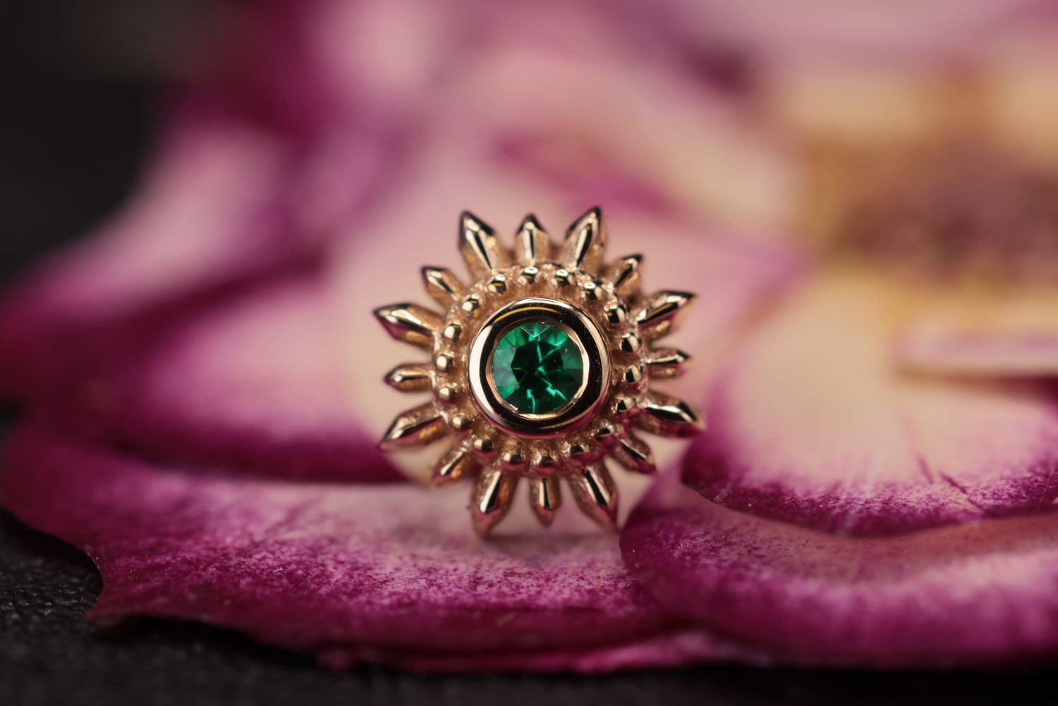 Threadless Yellow Gold Mini Compass, Stone: Emerald (CH)
