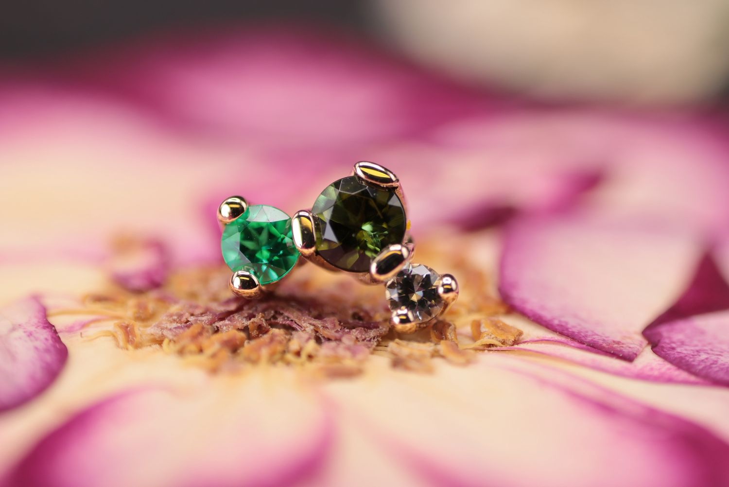 Threadless Yellow Gold 3 Gem Ripple Top, Stone: Emerald (CH), Green Tourmaline (AA) &amp; Grey Sapphire