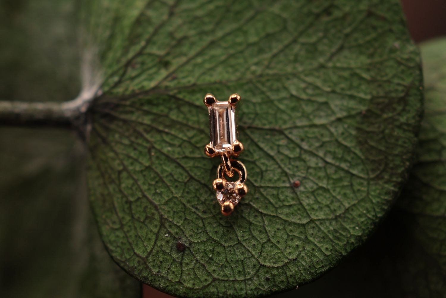 Threadless Yellow Gold Poppy Tops, Shape: Baguette, Stone: White Diamond