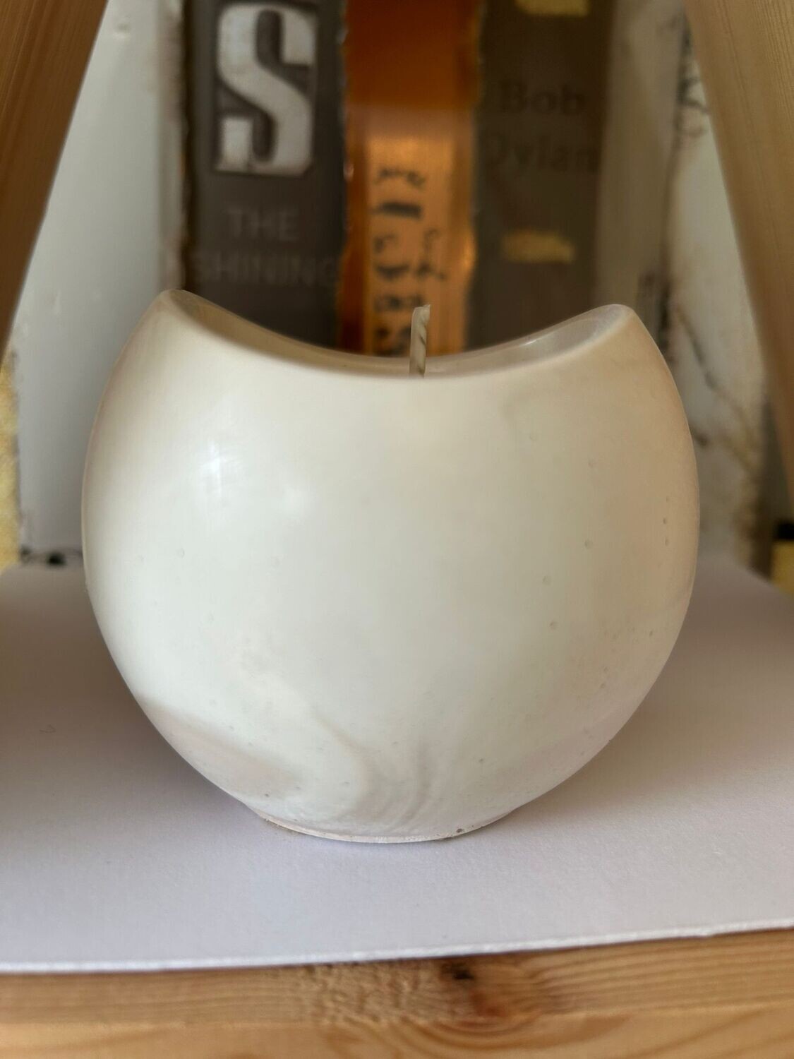 &#39;Pure vanilla&#39; - sandstone curved 165g candle