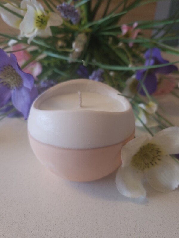 &#39;Ripe Peach &amp; Vanilla&#39; - curved 165g candle