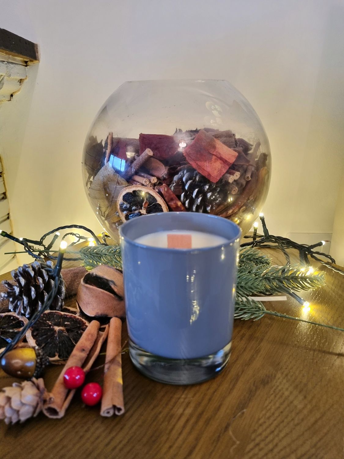 &#39;Himalayan Cedar &amp; Jasmine&#39; - 220g candle