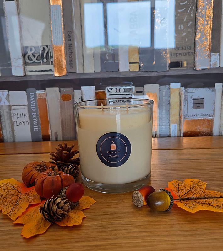 &#39;Nutcracker&#39; - 400g candle with lid