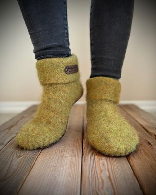 Chartreuse with folded cuff, Women&#39;s Size 8.0