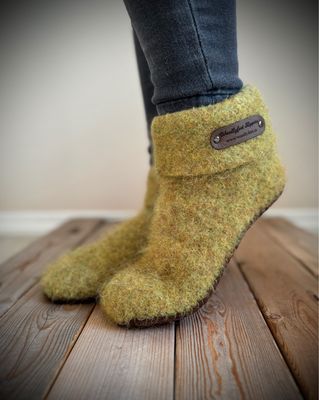 Chartreuse with folded cuff, Women's Size 7