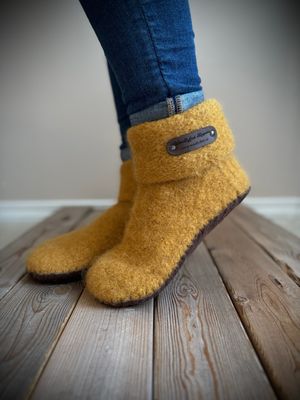 Honey Gold with Folded Cuff, Women’s Size 7