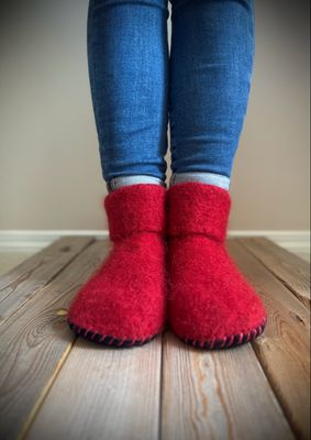 Scarlet with Folded Cuff, Women’s Size 7.5