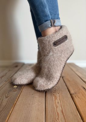 Wheat with folded cuff, Women's Size 7