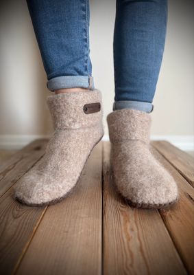 Wheat with folded cuff, Women's Size 7