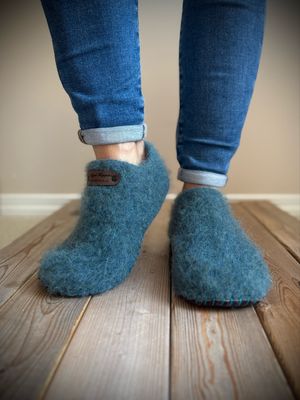 Peacock Clog, Women’s Size 6.5