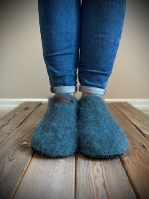 Peacock Clog, Women’s Size 6.5