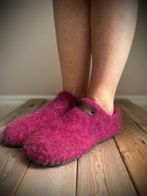 Raspberry Clog, Women’s Size 9