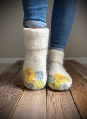 A Summer Garden with folded cuff, Women's Size 8