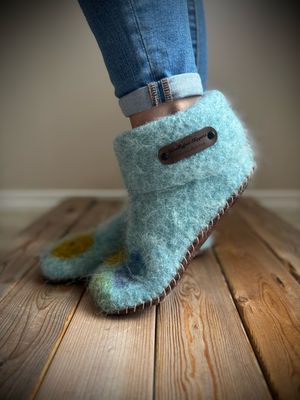 A Garden Beneath the Sky with folded cuff, Women's Size 8
