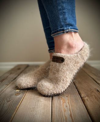 Wheat Clog, Women’s Size 9.5