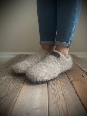 Wheat Clog, Women’s Size 9.5