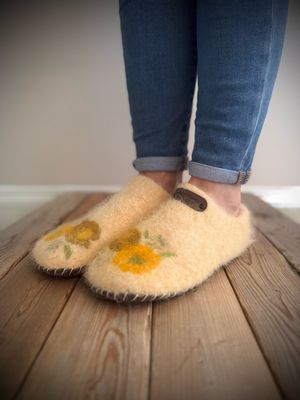 Golden Meadow Clog, Women's Size 8