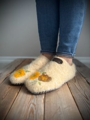 Golden Meadow Clog, Women's Size 7