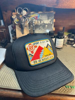 Desert Den X ZiaFly Cap Black foam trucker