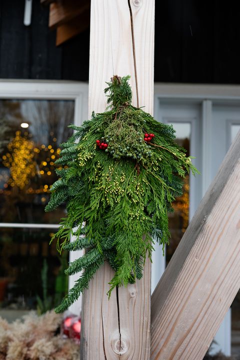 Fresh Greens: Swag with berries