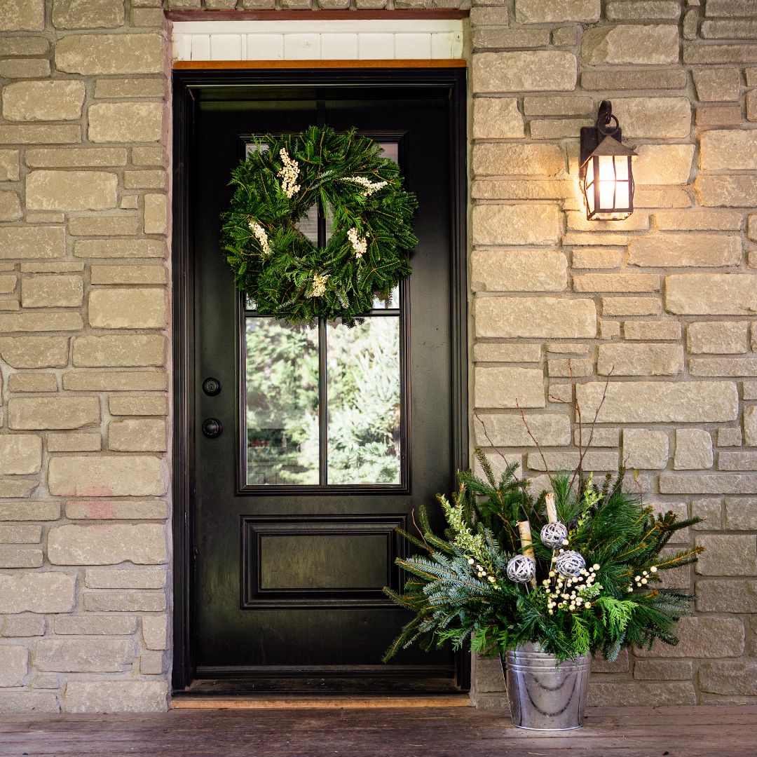 Festive Urn and Wreath w Berries- White