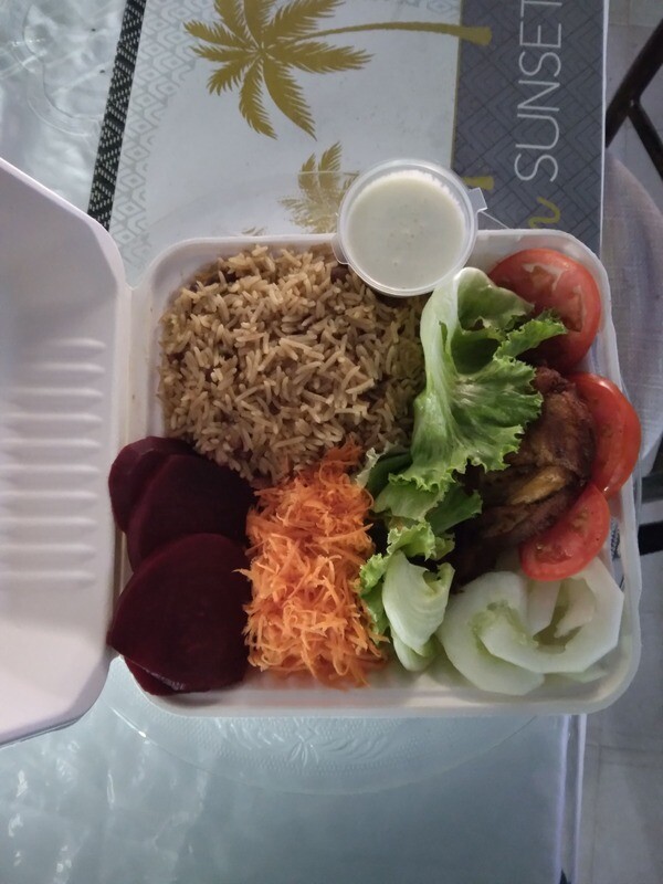 Riz haricots roses salade +poulet