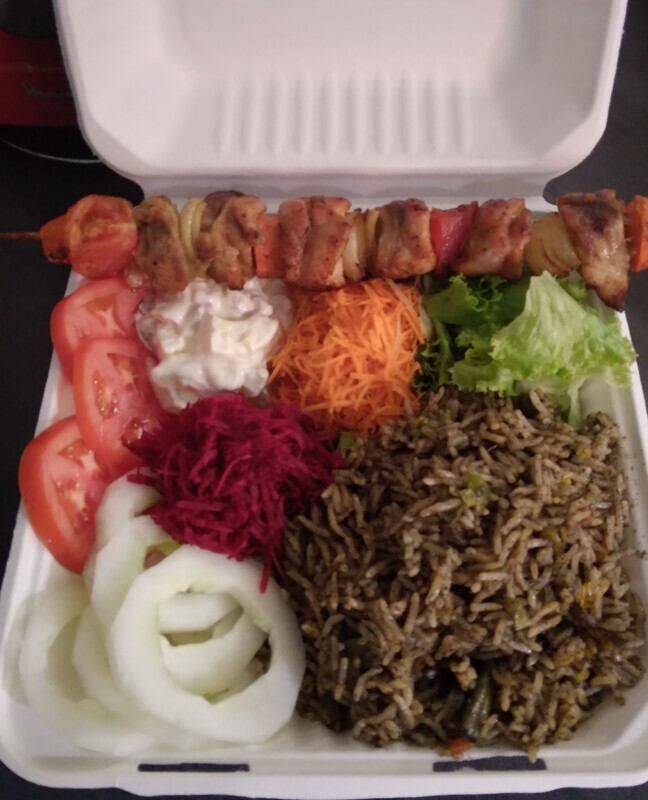 Riz djondjon salades +brochette de poulet
