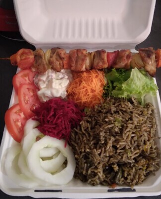Riz djondjon salades +brochette de poulet