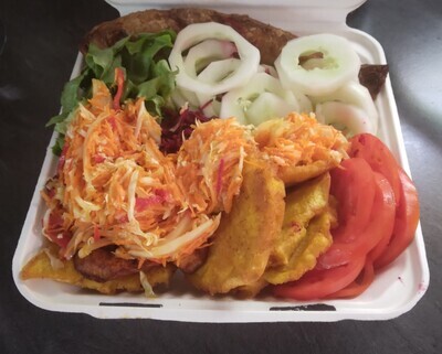 Bananes pesées poisson frit pikliz salades
