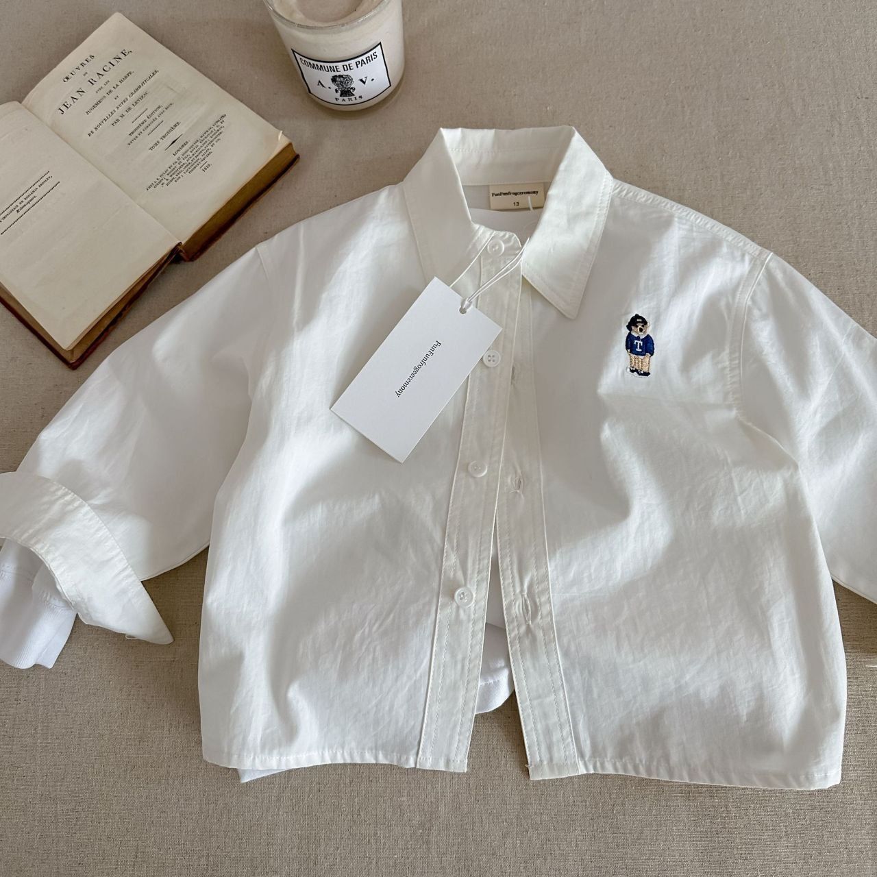 قميص ابيض دب