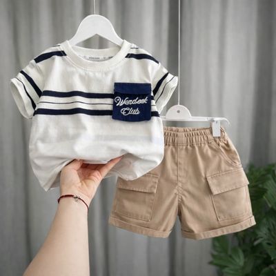 طقم تيشيرت ابيض جيب ازرق مع شورت بيجي