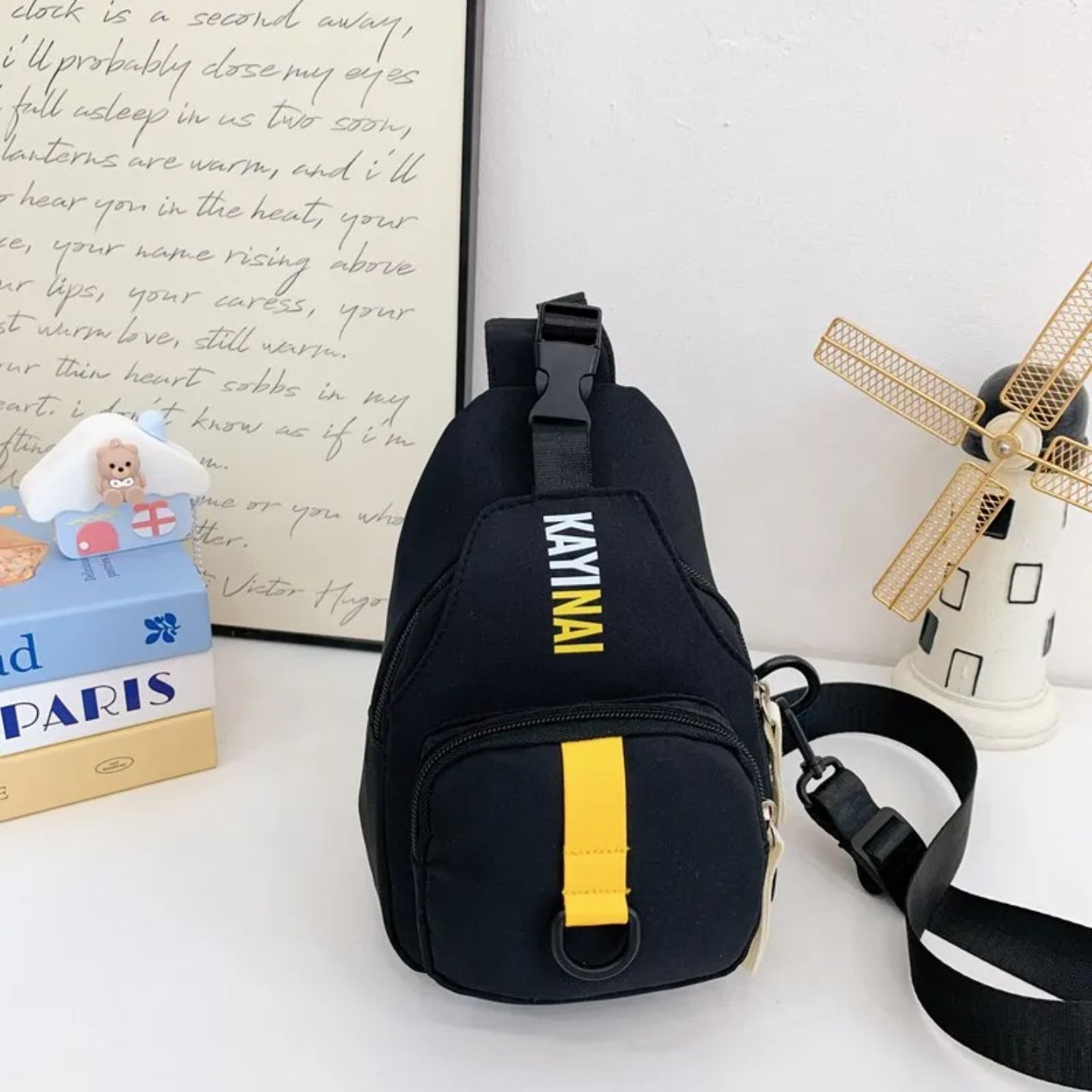 حقيبة اسود خط اصفر