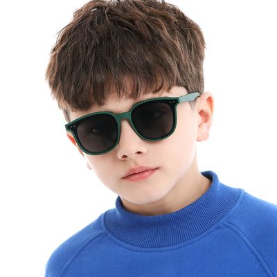 نظارات اسود ايطار اخضر
