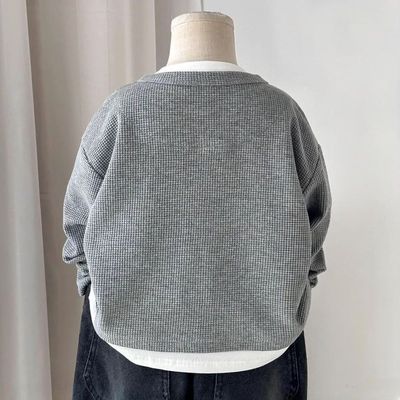 تيشيرت رصاصي مدمج تيشيرت أبيض داخلي