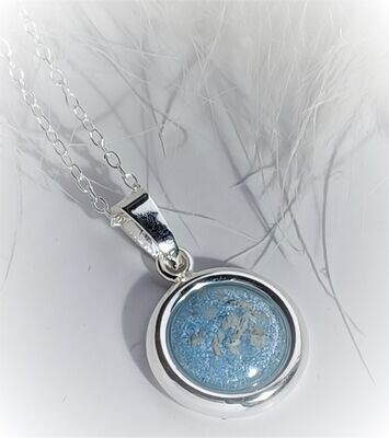 ROUND Light weight pendant & chain with a 10mm cabochon