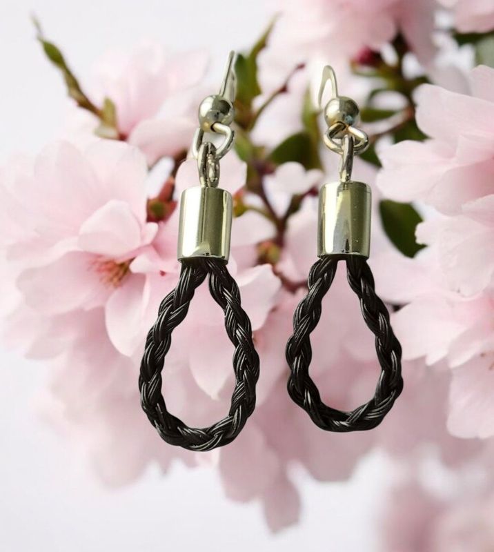 Earrings in a tiny braid mounted in sterling silver Earrings in a tiny braid mounted in sterling silver