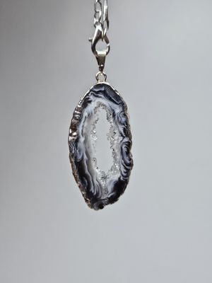 Agate Pendant with Necklace