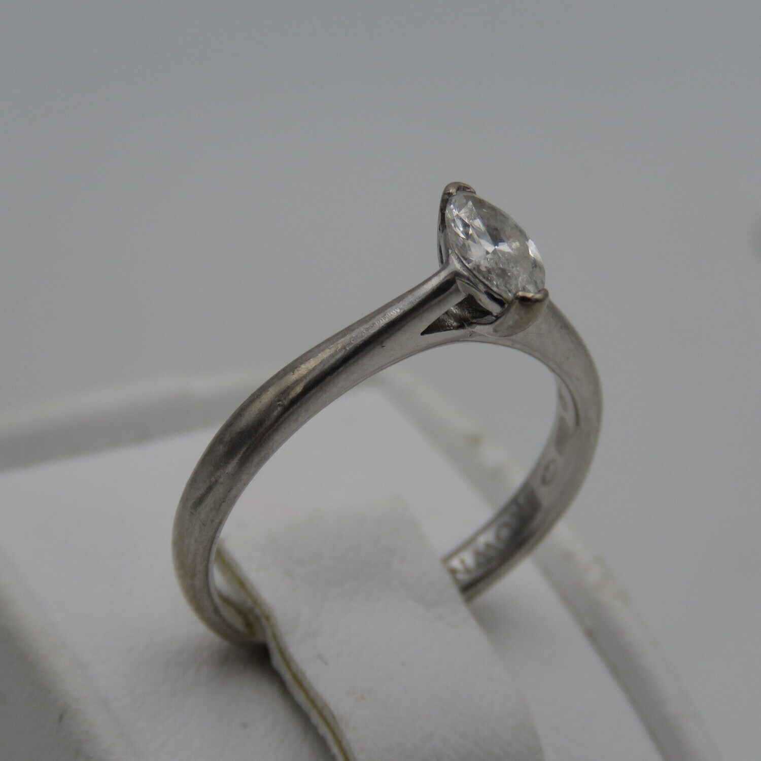 18kt White gold Brown's diamond ring with marquise diamond - weighs 3.4g