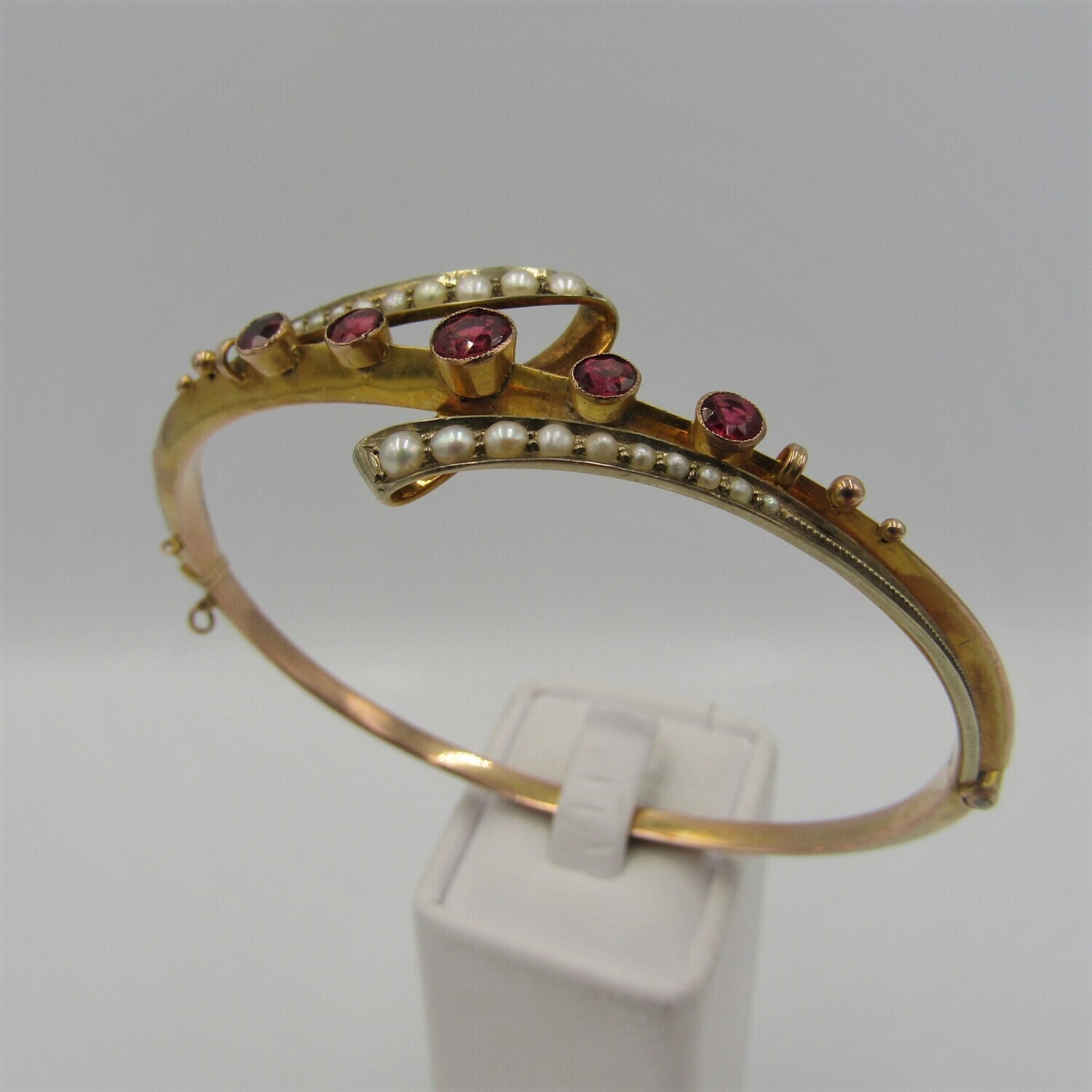 9kt Gold bangle with 20 seed pearls and red simulants - Weight 6,9 g
