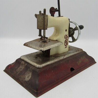 Vintage Little Betty Senior hand cranked child&#39;s toy sewing machine