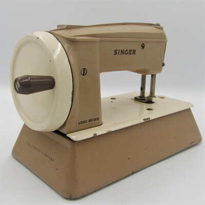 Vintage Singer Sewhandy child&#39;s sewing machine