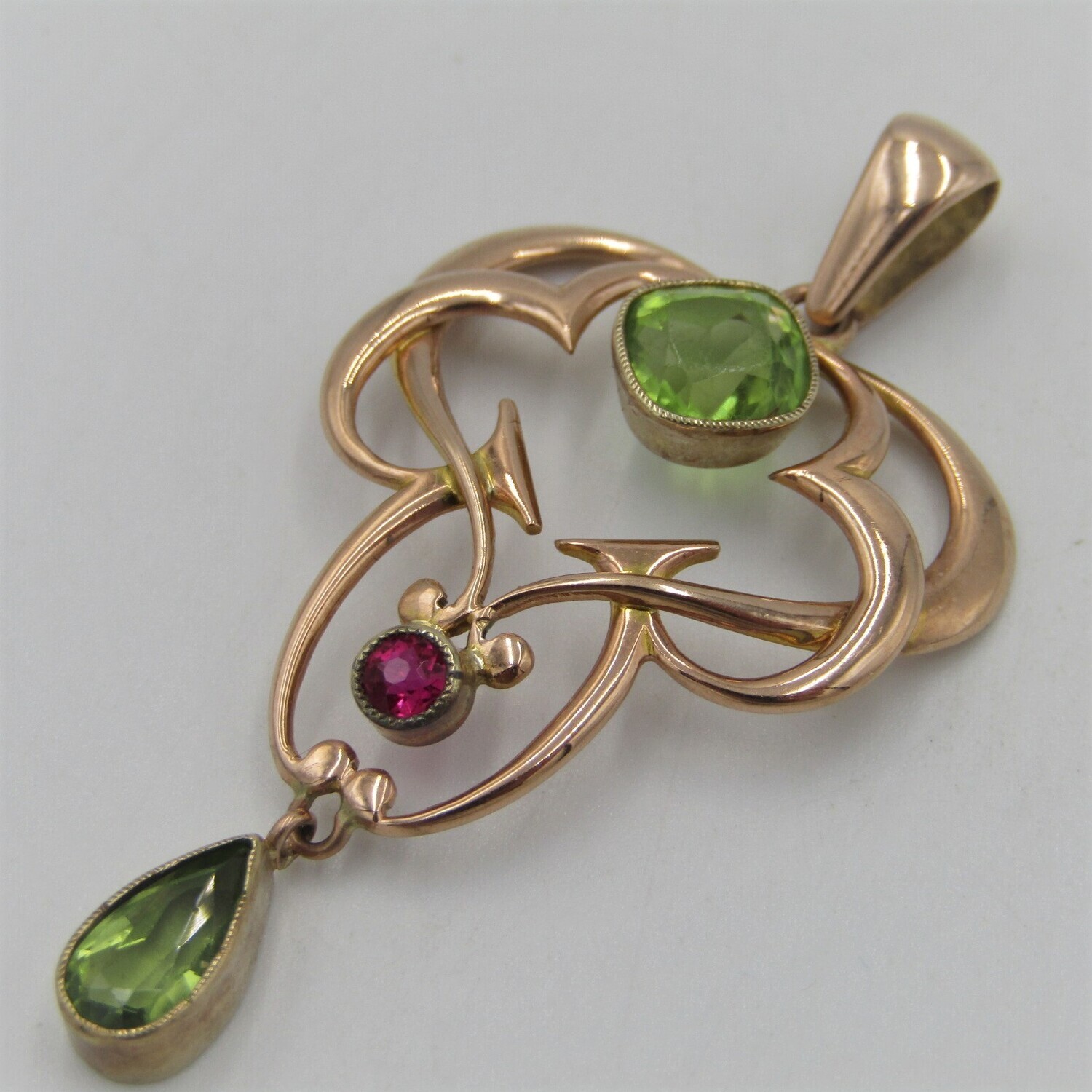 High Quality 9kt Yellow gold pendant with 2 Peridots and a Ruby