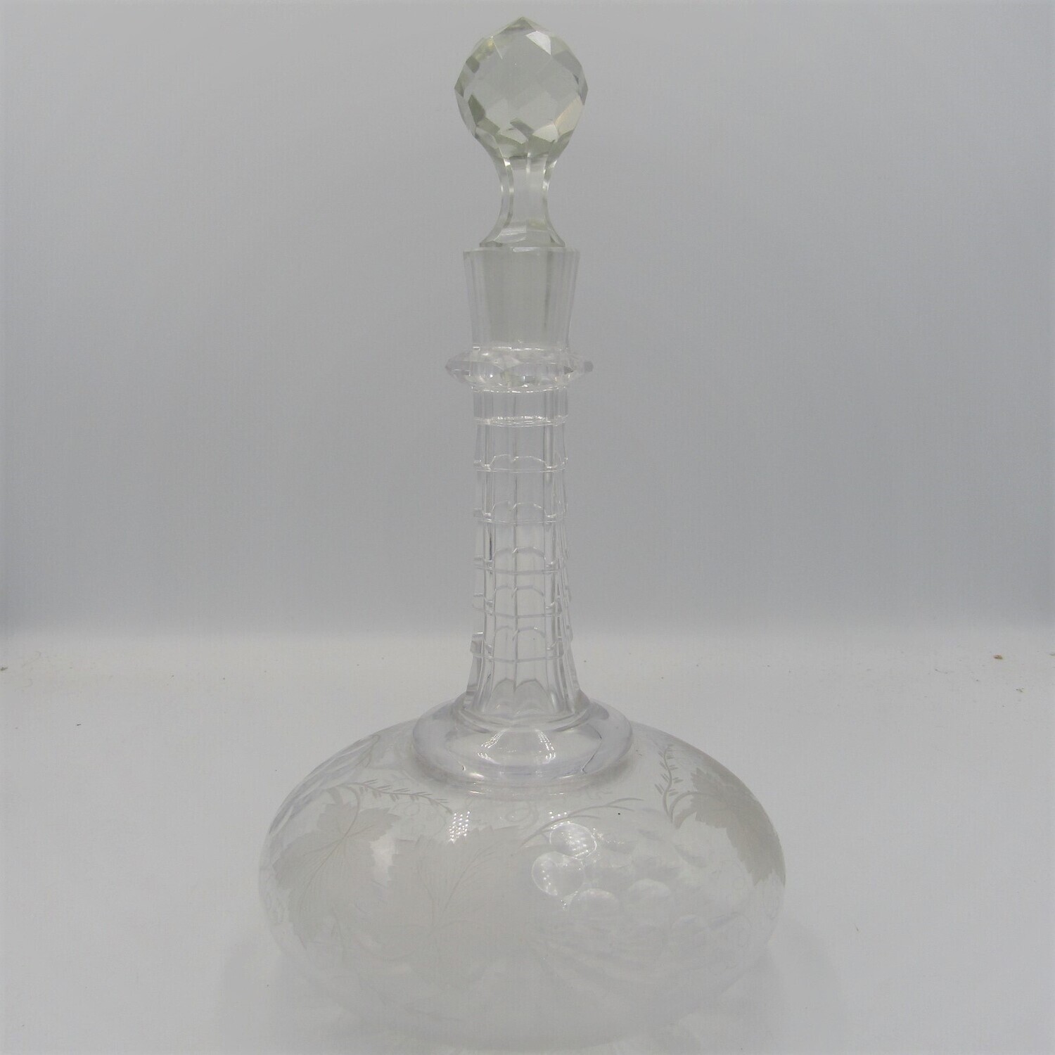 Beautiful vintage Sherry decanter with lid - chipped at rim