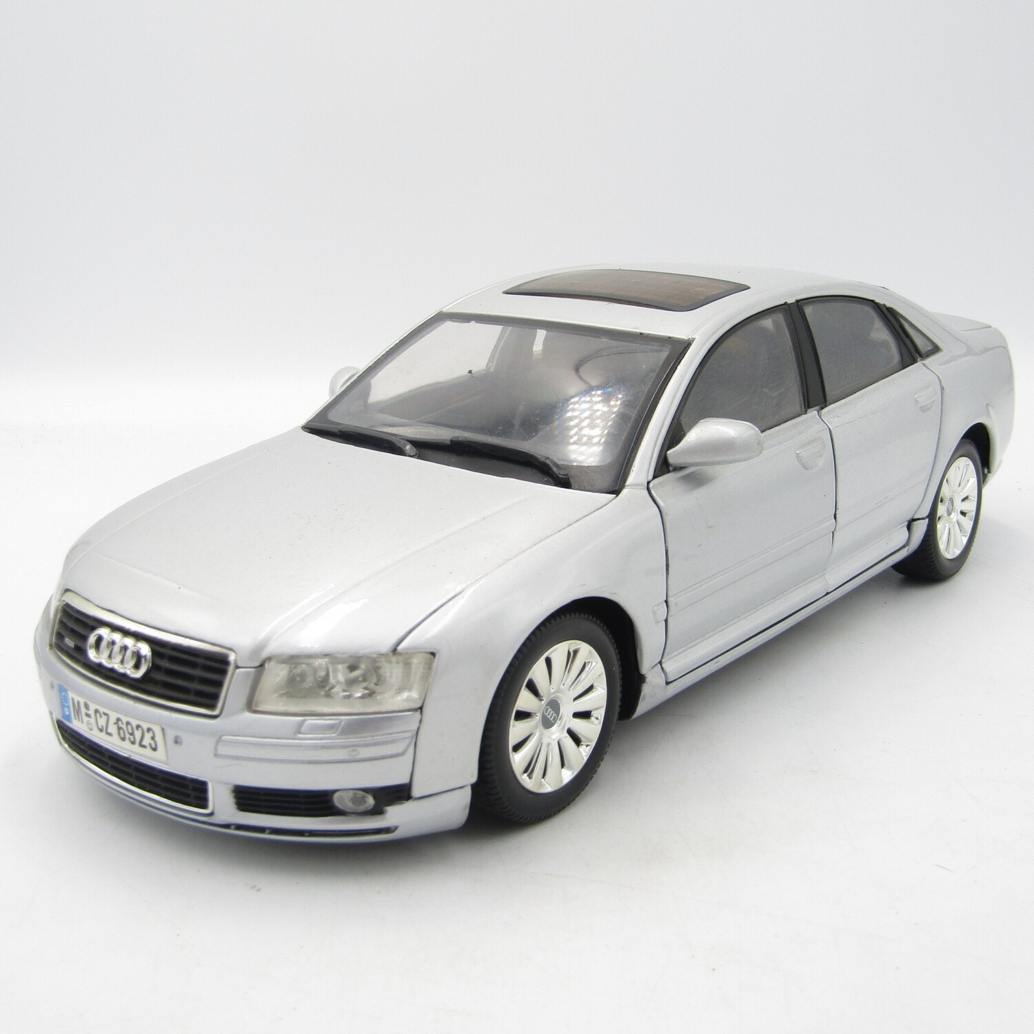 MotorMax Audi A8 3.8 Quattro die-cast model car - scale 1/18