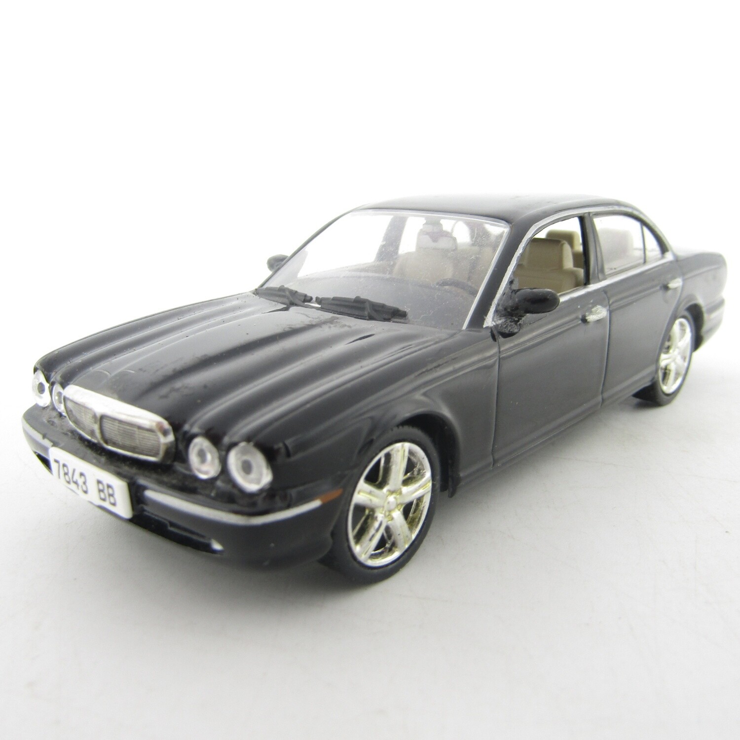 Universal Hobbies Jaquar XJ8 die-cast model car - scale 1/43