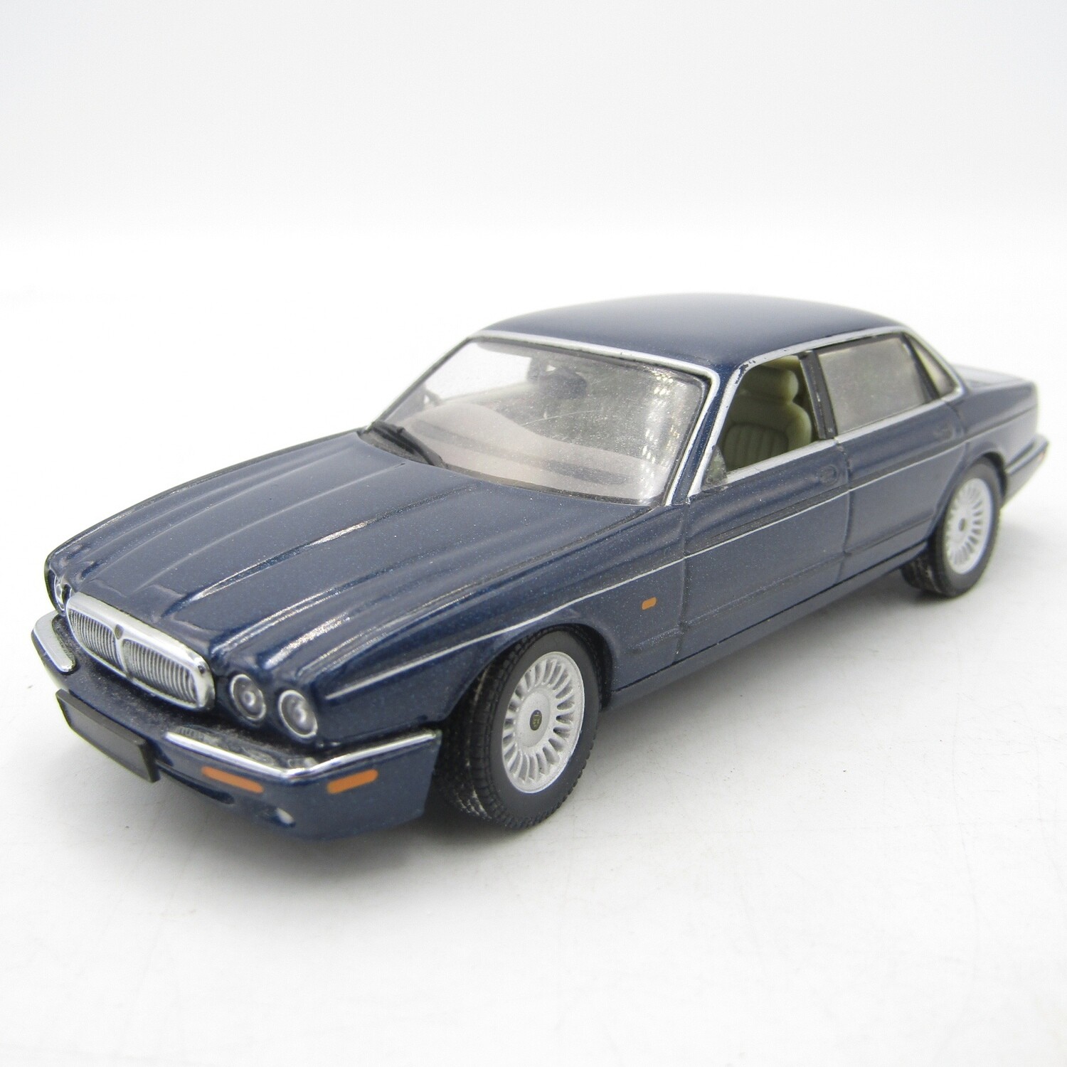 AutoArt Jaguar XJR die-cast model car with steering - no mirrors - scale 1/43